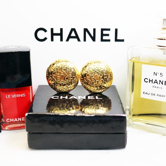 Chanel Monogram Vintage Gold Plated Clip-on Earrings in Mint Condition *signed* - Picture 2 of 16